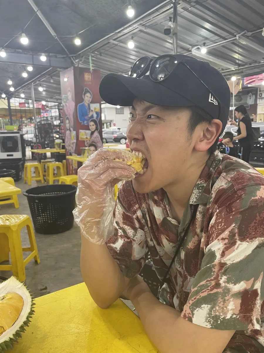 食事を楽しむ代表取締役・渡邉太也